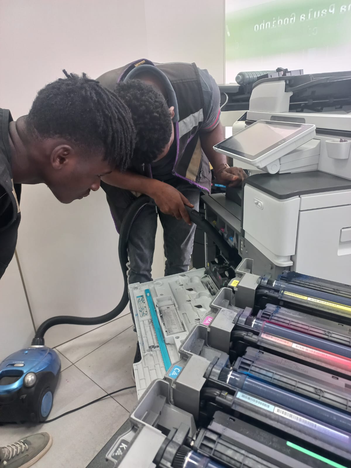 Técnica especializada limpando impressora